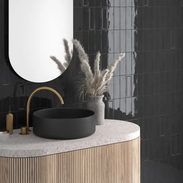 Baño con azulejos efecto monocolor en tonos neutros, colección Island de Equipe