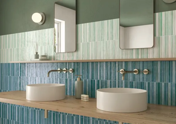 Baño con azulejos efecto monocolor en tonos fríos, colección Joia de Harmony