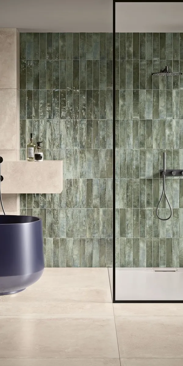 Baño con azulejos efecto monocolor en tonos fríos, colección Kech de Gresart