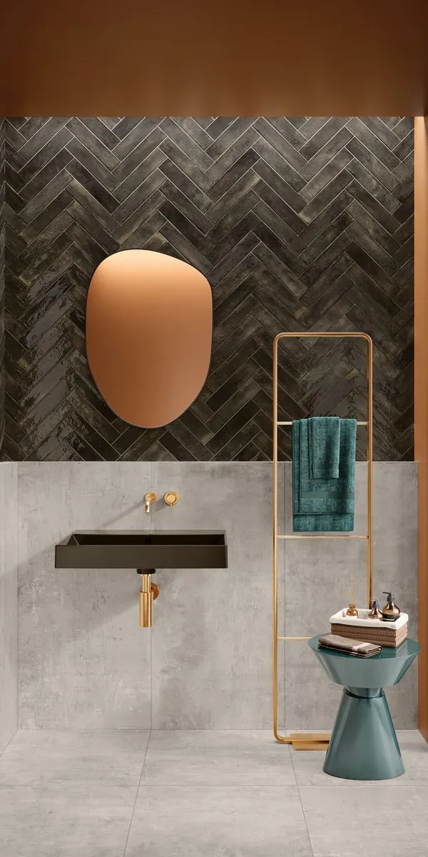 Baño con azulejos efecto monocolor en tonos cálidos, colección Kech de Gresart