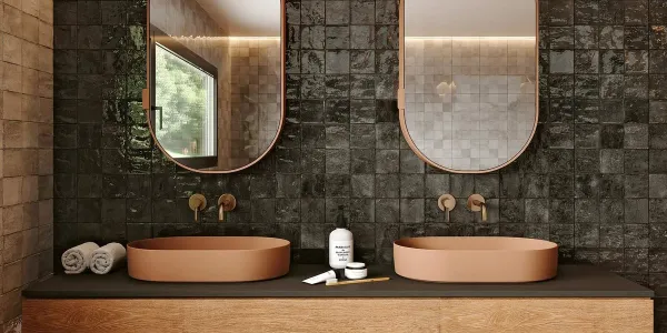 Baño con azulejos efecto monocolor en tonos cálidos, colección Kech de Gresart