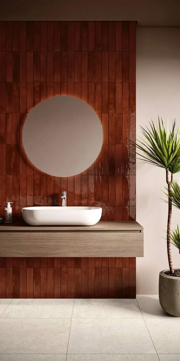 Baño con azulejos efecto monocolor en tonos cálidos, colección Kech de Gresart