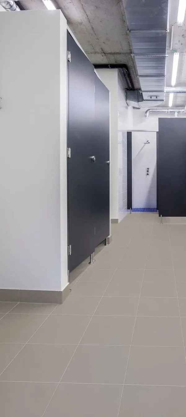 Baño con azulejos efecto monocolor en tonos neutros, colección Keratec industrial de Aleluia