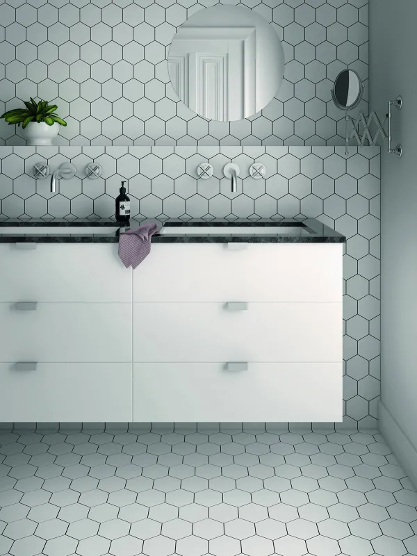 Baño con azulejos efecto monocolor en tonos fríos, colección Kromatika de Equipe