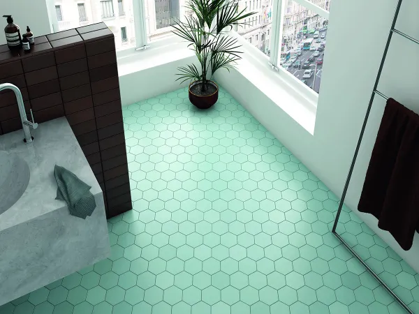 Baño con azulejos efecto monocolor en tonos fríos, colección Kromatika de Equipe