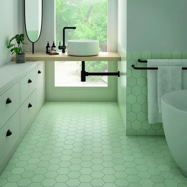 Baño con azulejos efecto monocolor en tonos fríos, colección Kromatika de Equipe