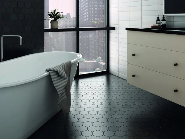 Baño con azulejos efecto monocolor en tonos fríos, colección Kromatika de Equipe