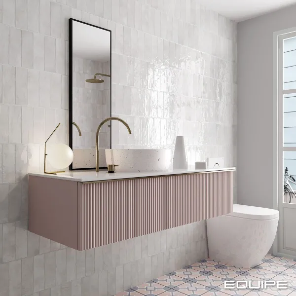 Baño con azulejos efecto monocolor en tonos neutros, colección La riviera de Equipe