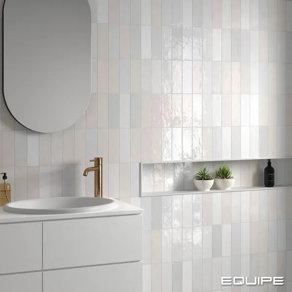 Baño con azulejos efecto monocolor en tonos neutros, colección La riviera de Equipe