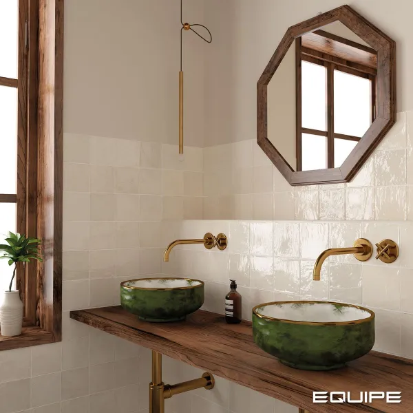 Baño con azulejos efecto monocolor en tonos cálidos, colección La riviera de Equipe