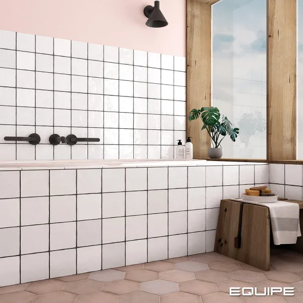 Baño con azulejos efecto monocolor en tonos cálidos, colección La riviera de Equipe