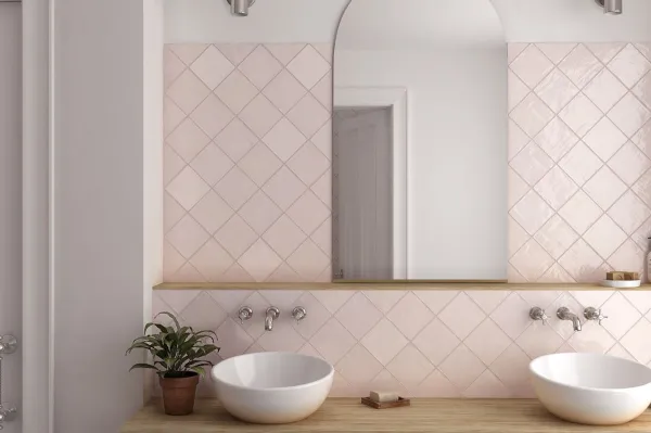 Baño con azulejos efecto monocolor en tonos cálidos, colección La riviera de Equipe