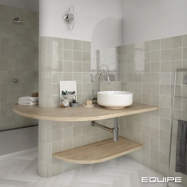 Baño con azulejos efecto monocolor en tonos neutros, colección La riviera de Equipe