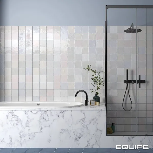 Baño con azulejos efecto monocolor en tonos fríos, colección La riviera de Equipe