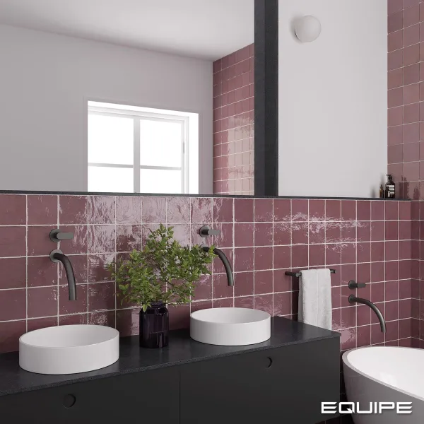 Baño con azulejos efecto monocolor en tonos cálidos, colección La riviera de Equipe
