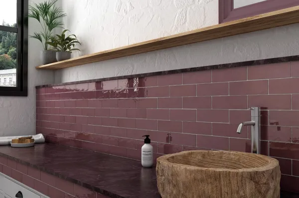 Baño con azulejos efecto monocolor en tonos cálidos, colección La riviera de Equipe