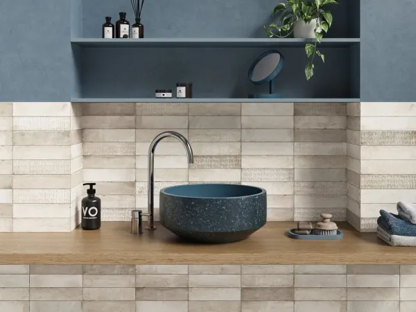 Baño con azulejos efecto monocolor en tonos fríos, colección Lagoon de Harmony