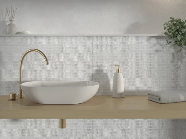 Baño con azulejos efecto monocolor en tonos neutros, colección Lagoon de Harmony