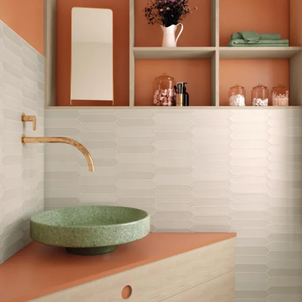 Baño con azulejos efecto monocolor en tonos cálidos, colección Lanse de Equipe