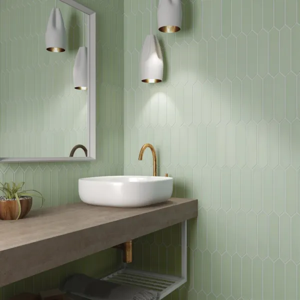 Baño con azulejos efecto monocolor en tonos fríos, colección Lanse de Equipe