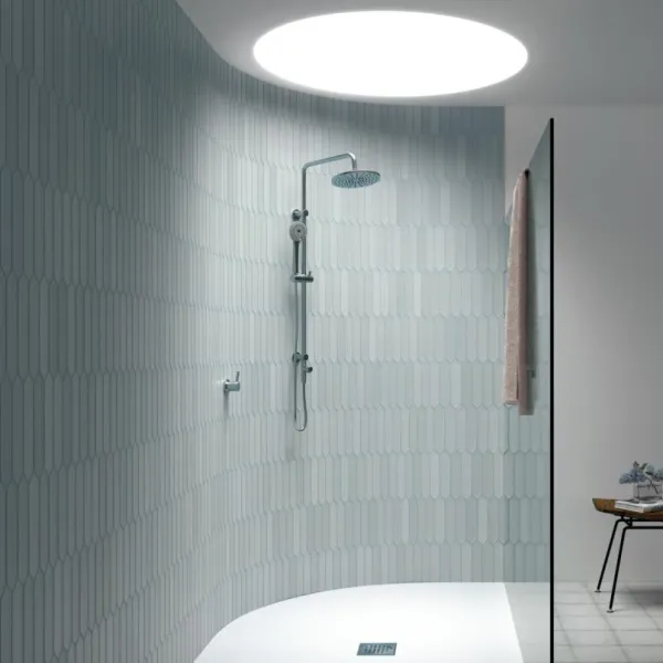 Baño con azulejos efecto monocolor en tonos fríos, colección Lanse de Equipe