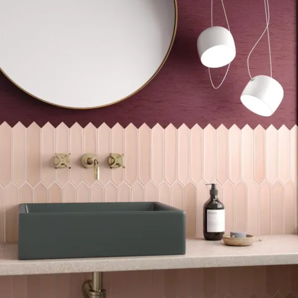 Baño con azulejos efecto monocolor en tonos cálidos, colección Lanse de Equipe