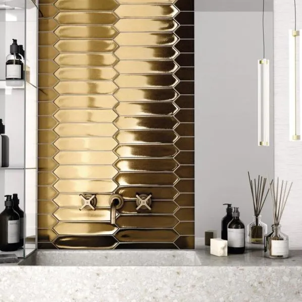 Baño con azulejos efecto monocolor en tonos cálidos, colección Lanse de Equipe