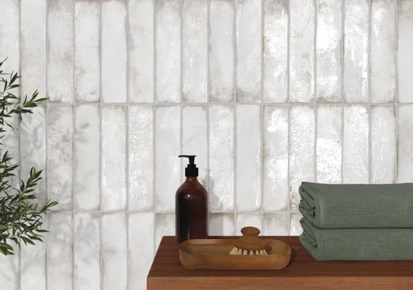 Baño con azulejos efecto monocolor en tonos neutros, colección Legacy de Harmony