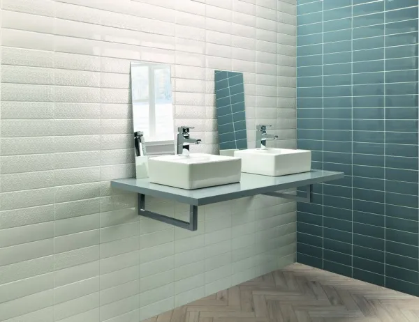 Baño con azulejos efecto monocolor en tonos fríos, colección London de Natucer