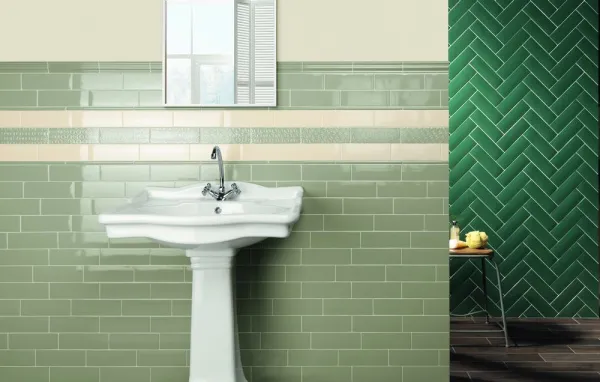 Baño con azulejos efecto monocolor en tonos fríos, colección London de Natucer