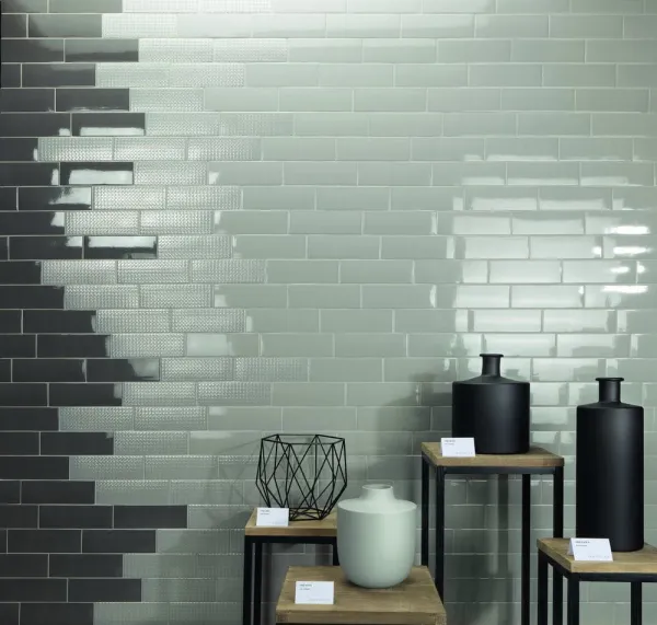 Baño con azulejos efecto monocolor en tonos fríos, colección London de Natucer