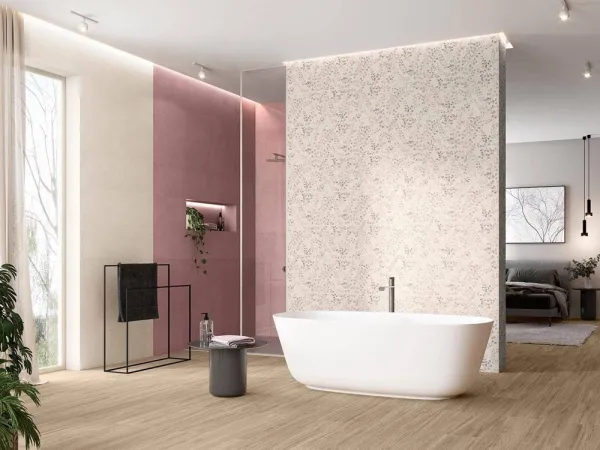 Baño con azulejos efecto monocolor en tonos cálidos, colección Lotus de Colorker