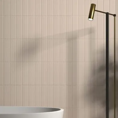 Baño con azulejos efecto monocolor en tonos cálidos, colección Lumina de Equipe