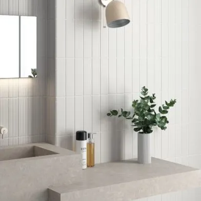 Baño con azulejos efecto monocolor en tonos neutros, colección Lumina de Equipe