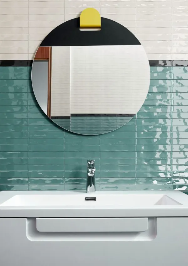 Baño con azulejos efecto monocolor en tonos fríos, colección Luz de Marazzi