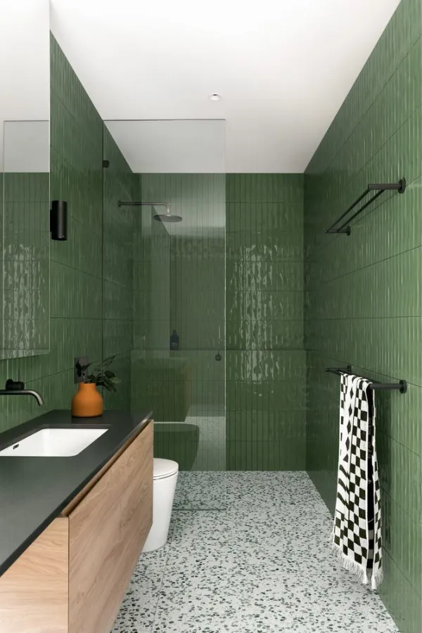 Baño con azulejos efecto monocolor en tonos fríos, colección Luz de Marazzi