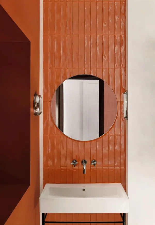 Baño con azulejos efecto monocolor en tonos cálidos, colección Luz de Marazzi