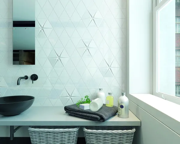 Baño con azulejos efecto monocolor en tonos fríos, colección Magical3 de Equipe