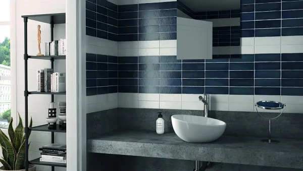 Baño con azulejos efecto monocolor en tonos fríos, colección Magma de Equipe