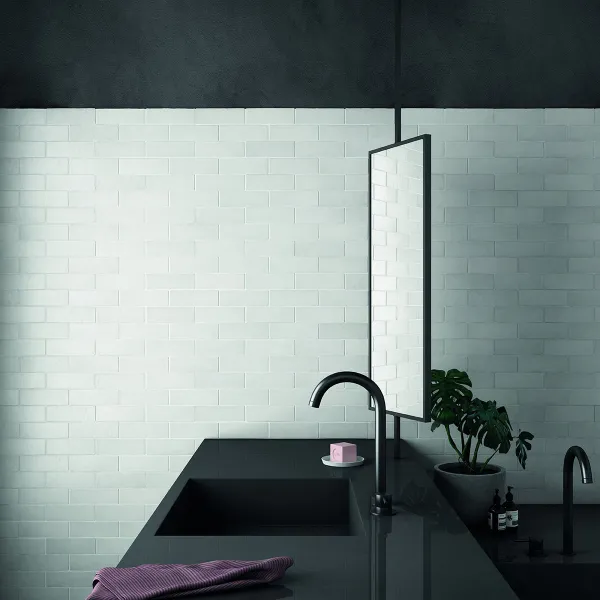 Baño con azulejos efecto monocolor en tonos fríos, colección Magma de Equipe