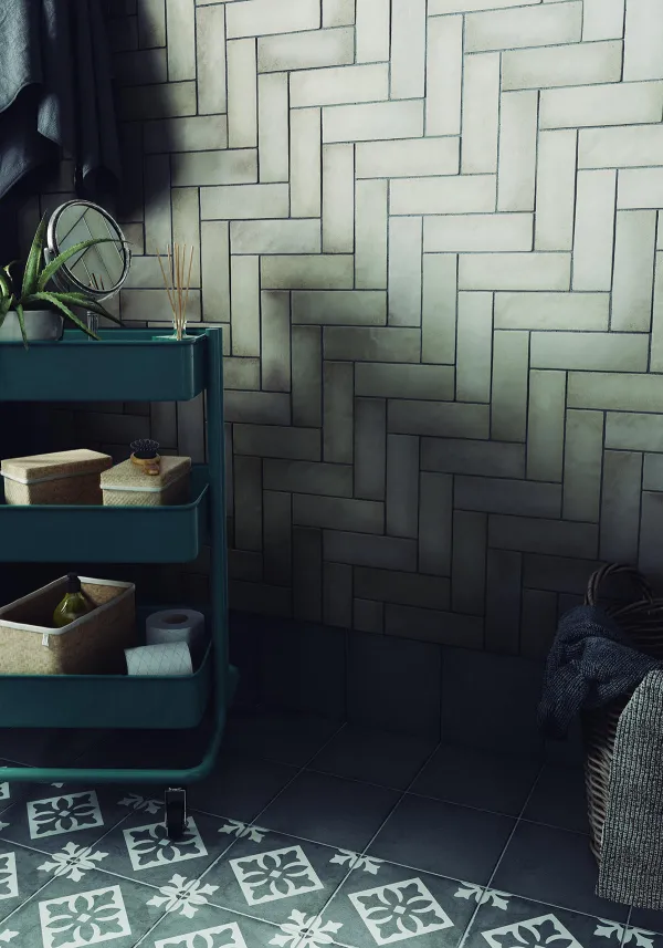 Baño con azulejos efecto monocolor en tonos fríos, colección Magma de Equipe