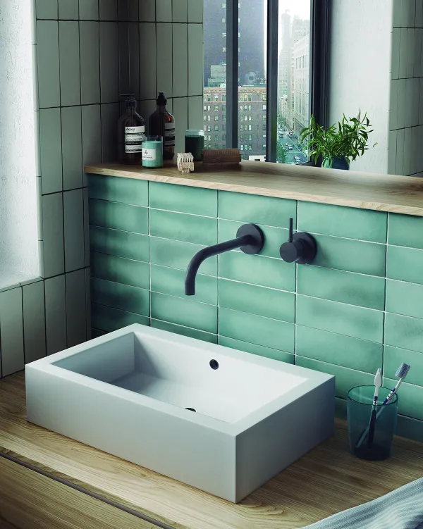 Baño con azulejos efecto monocolor en tonos fríos, colección Magma de Equipe