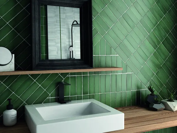Baño con azulejos efecto monocolor en tonos fríos, colección Magma de Equipe