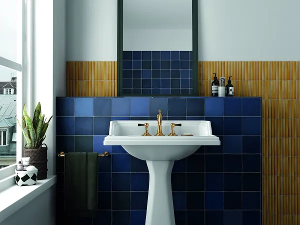 Baño con azulejos efecto monocolor en tonos fríos, colección Magma de Equipe