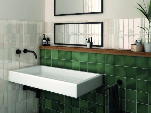 Baño con azulejos efecto monocolor en tonos fríos, colección Magma de Equipe