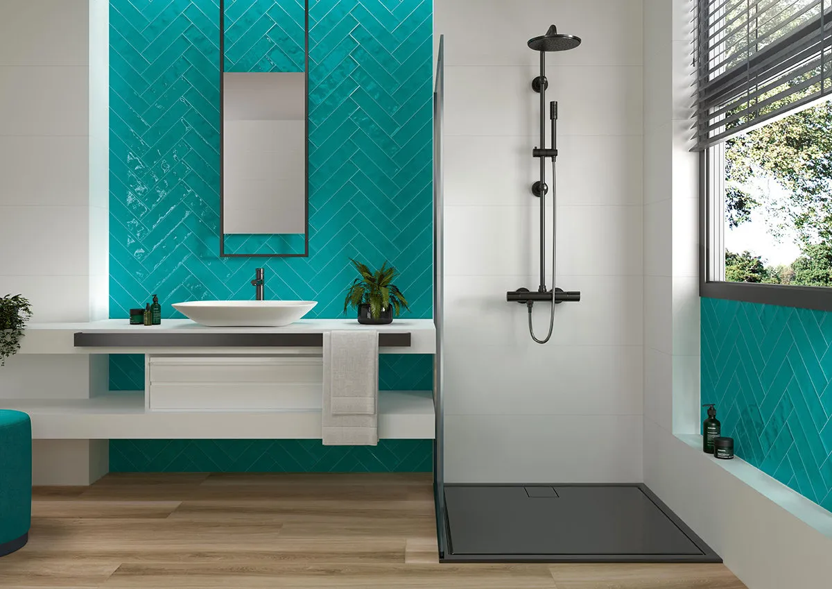 Baño con azulejos efecto monocolor en tonos fríos, colección Maiolica de TAU ceràmica
