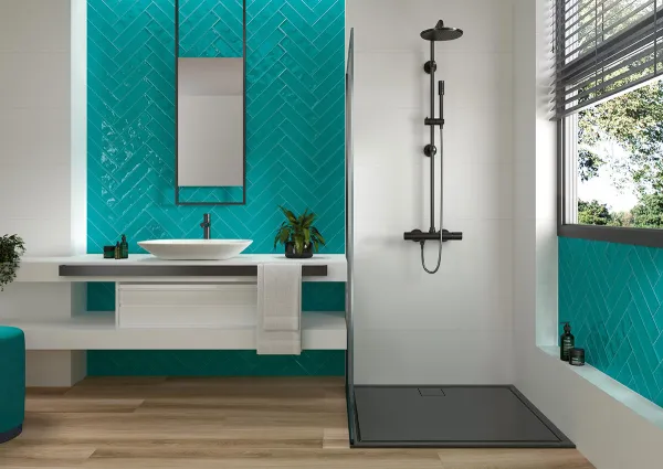 Baño con azulejos efecto monocolor en tonos fríos, colección Maiolica de TAU ceràmica