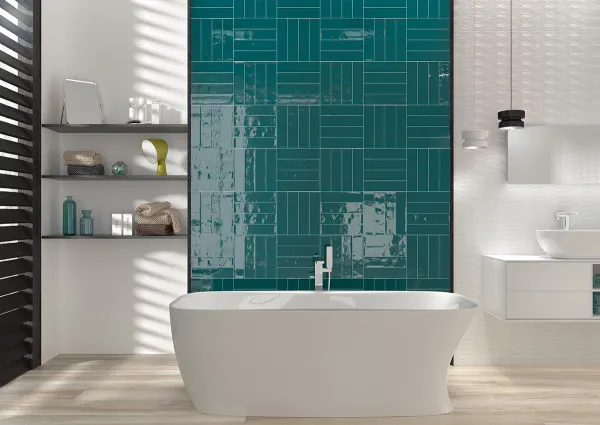 Baño con azulejos efecto monocolor en tonos fríos, colección Maiolica de TAU ceràmica