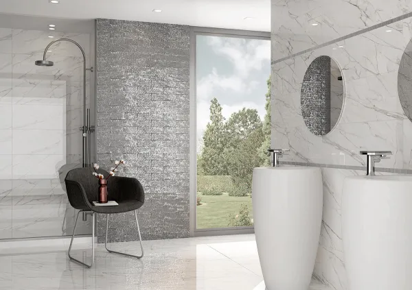 Baño con azulejos efecto monocolor en tonos neutros, colección Maiolica de TAU ceràmica