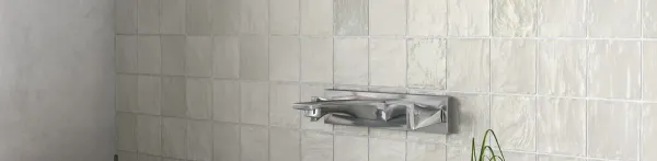 Baño con azulejos efecto monocolor en tonos neutros, colección Mallorca de Equipe